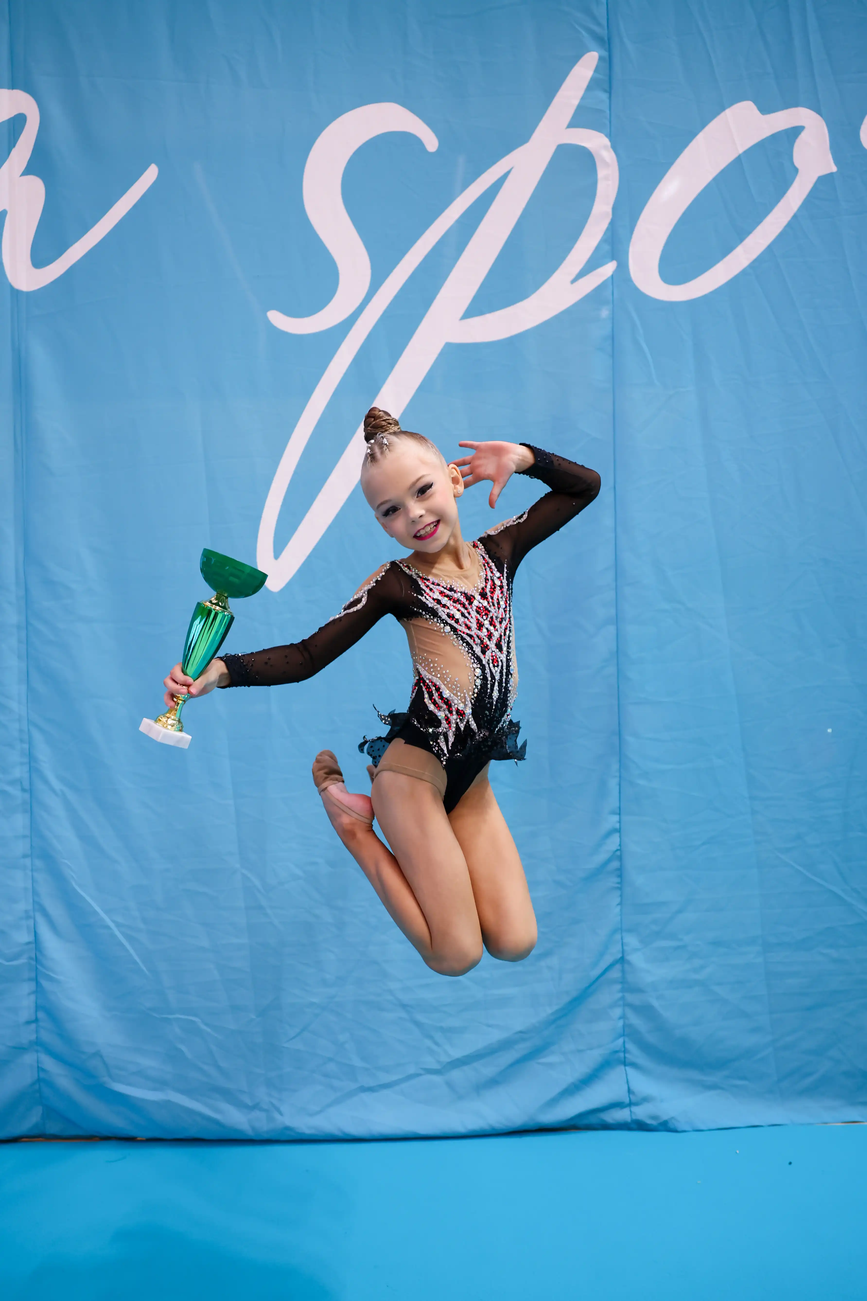 Гимнастка с золотой медалью на пьедестале турнира в Санкт-Петербурге